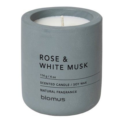 Dišeča sveča FRAGA, ⌀ 6,5 cm, Rose & White Musk, Blomus