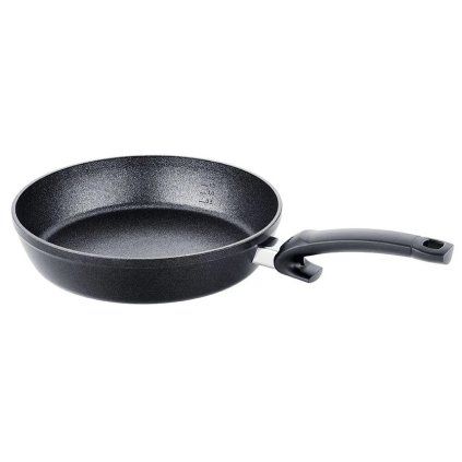 212761 univerzalni panev adamant comfort 32 cm cerna hlinik fissler