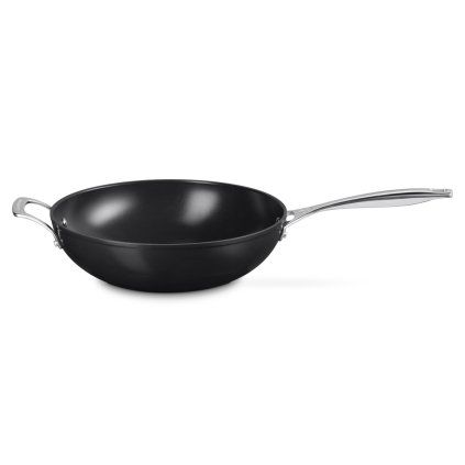 224136 neprilnava panev essential 30 x 9 cm cerna hlinik le creuset