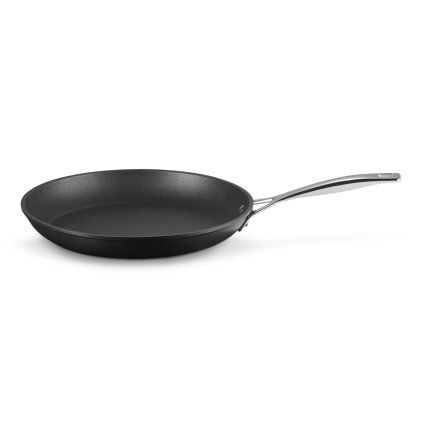 223803 neprilnava panev toughened 30 cm cerna hlinik le creuset