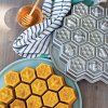 Pekač za torte HONEYCOMB, zlato, Nordic Ware