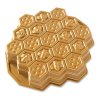 Pekač za torte HONEYCOMB, zlato, Nordic Ware