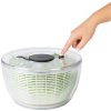Posoda z vrtljivim cedilom GOOD GRIPS, 4,7 l, bel, plastičen, OXO