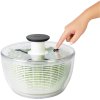 Posoda z vrtljivim cedilom GOOD GRIPS, 4,7 l, bel, plastičen, OXO