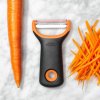 Lupilec za zelenjavo JULIENNE GOOD GRIPS, 11 cm, oranžna, plastika, OXO