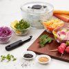 Posoda z vrtljivim cedilom GOOD GRIPS, 2,7 l, bel, plastičen, OXO