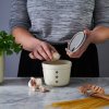 Posoda za česen INNOVATIVE KITCHEN, 12 cm, s strgalom, kremasta, kamenina, Mason Cash