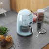 200168 9 smeg kavovar na prekapavanou kavu pastelova modra scena 03