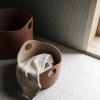 217634 1 ulozny kos tiggy 42 x 29 cm rustikalni hneda plst blomus