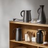 218570 2 vakuovy dzban silhouette 1 l cerna plast eva solo