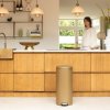 221840 1 pedalovy odpadkovy kos newicon 30 l teple mosazna ocel brabantia