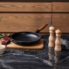 224079 3 mlynek na pepr classic 21 cm hneda drevo le creuset