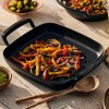 224703 1 venkovni grilovaci kos bbq 30 cm cerna litina le creuset