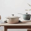 225384 1 kastrol signature 28 cm 6 7 l meringue litina le creuset