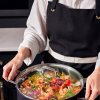 225270 1 kuchynska zastera 80 x 88 cm cerna bavlna le creuset