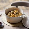 224514 1 kastrol signature 24 cm 4 2 l meringue litina le creuset