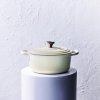 224514 3 kastrol signature 24 cm 4 2 l meringue litina le creuset