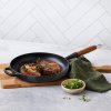 223794 1 panev na smazeni signature 28 cm satin black litina le creuset