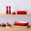 223251 1 mlynek na pepr classic 21 cm cerise plast le creuset