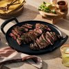 223572 1 venkovni panev na pizzu bbq 35 cm cerna litina le creuset