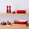 223971 2 zapekaci misa heritage 26 cm 2 4 l cerise kamenina le creuset