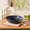 224136 1 neprilnava panev essential 30 x 9 cm cerna hlinik le creuset