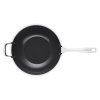 224136 4 neprilnava panev essential 30 x 9 cm cerna hlinik le creuset