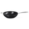 224136 neprilnava panev essential 30 x 9 cm cerna hlinik le creuset