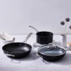 223206 4 neprilnava panev toughened 30 x 11 5 cm cerna hlinik le creuset