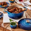 225054 3 kastrol signature 28 cm 6 7 l azure litina le creuset