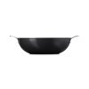 224394 3 wok essential 32 cm 6 l cerna hlinik le creuset