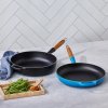 224025 1 panev na smazeni signature 28 cm azure litina le creuset