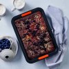 223215 1 forma na kolac 33 x 25 cm cerna ocel le creuset