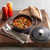 223623 1 kastrol signature 20 cm 2 4 l satin black litina le creuset