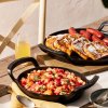 223356 1 venkovni panev bbq 25 cm cerna litina le creuset