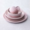 224610 1 jidelni misa coupe 22 cm 960 ml shell pink kamenina le creuset