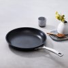 223803 3 neprilnava panev toughened 30 cm cerna hlinik le creuset