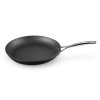 223803 5 neprilnava panev toughened 30 cm cerna hlinik le creuset