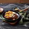 225024 1 panev na smazeni signature 28 cm bamboo litina le creuset
