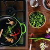 225024 3 panev na smazeni signature 28 cm bamboo litina le creuset