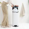 225852 6 pedalovy odpadkovy kos bo 30 l bila ocel brabantia