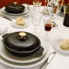 141296 2 litinova zapekaci miska s poklici cerna o 20 cm staub