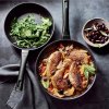 148466 6 designova neprilnava panev wok o 30 cm zwilling madura