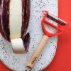 232135 3 skrabka na zeleninu t duo cervena bukove drevo opinel