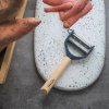 232144 2 skrabka na zeleninu t duo modra bukove drevo opinel